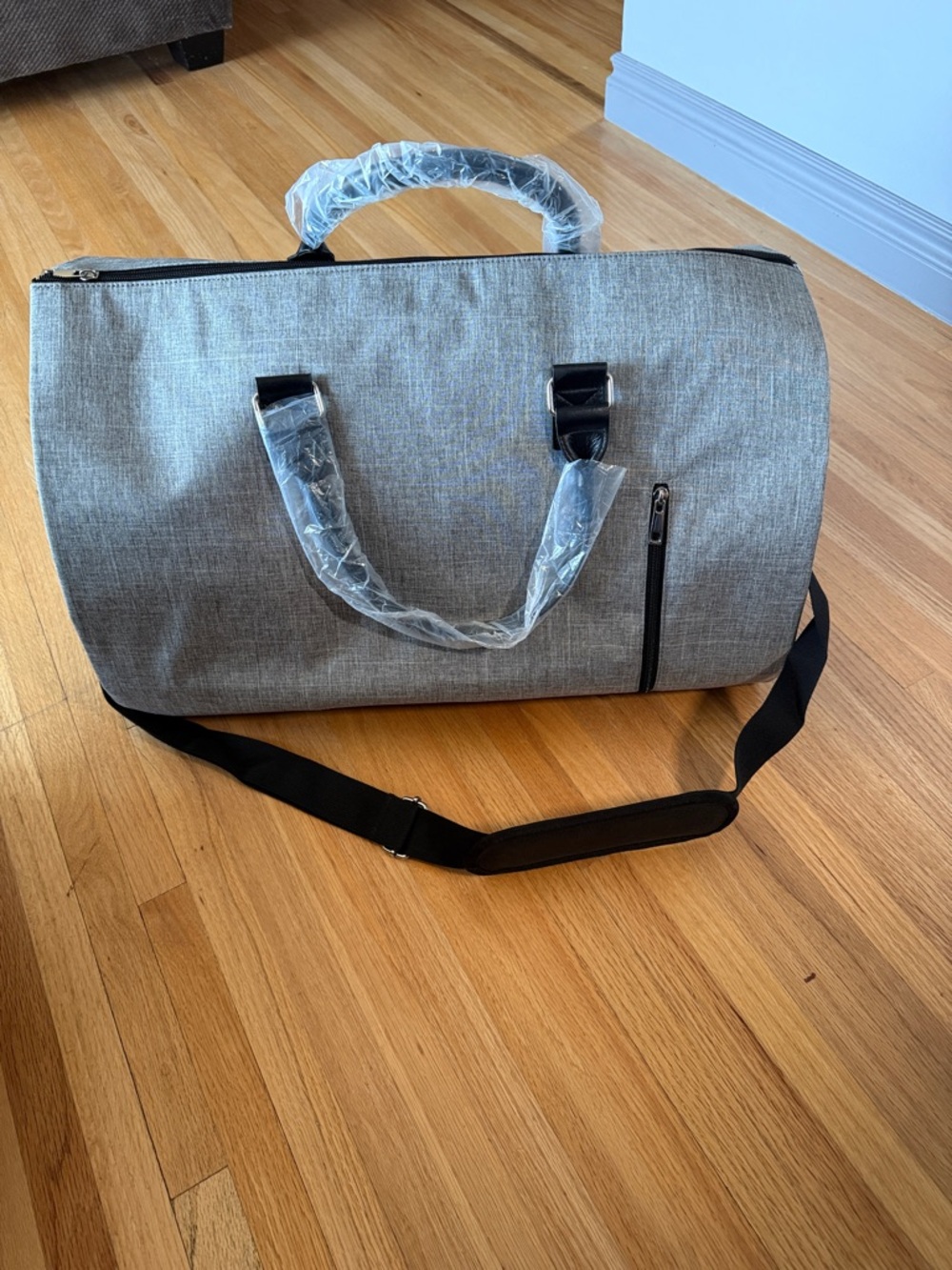Gray Minimalist Carryon Garment/Travel Bag with Structured Design